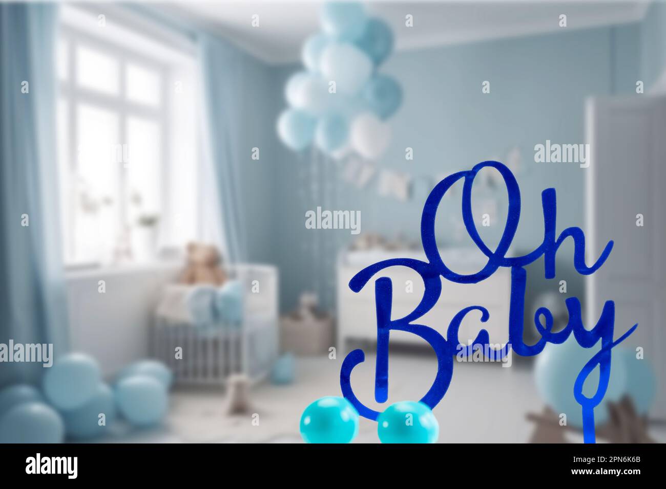 Hintergrund der Schwangerschaftsankündigung mit Text Oh Baby in blauem Baby-Jungenzimmer. Grußkarte, Einladung zur Babyparty, Geburt, verschwommener Hintergrund Stockfoto