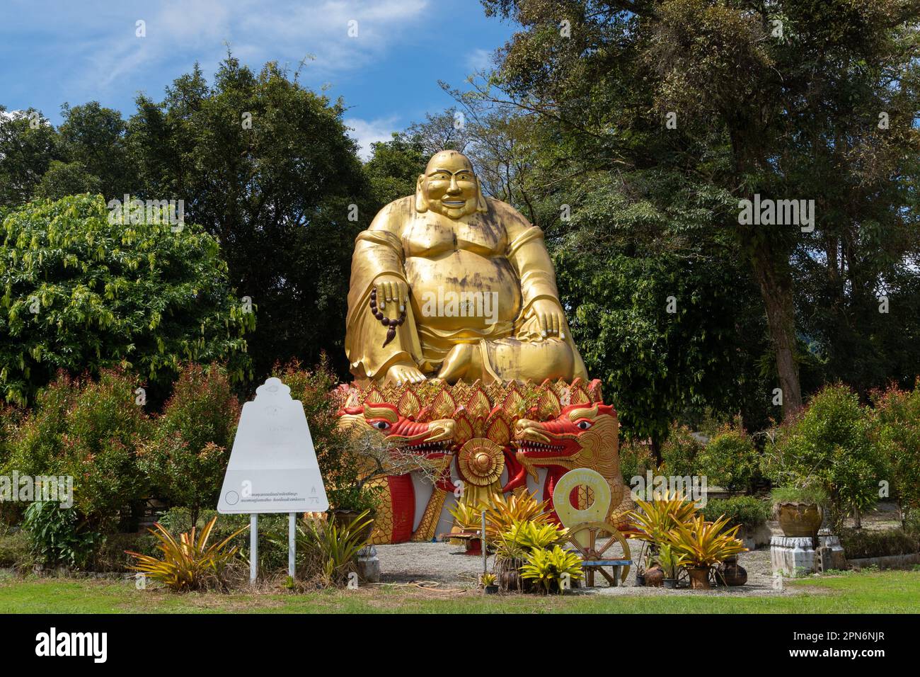Statue eines goldenen fetten buddha in thailand Stockfoto