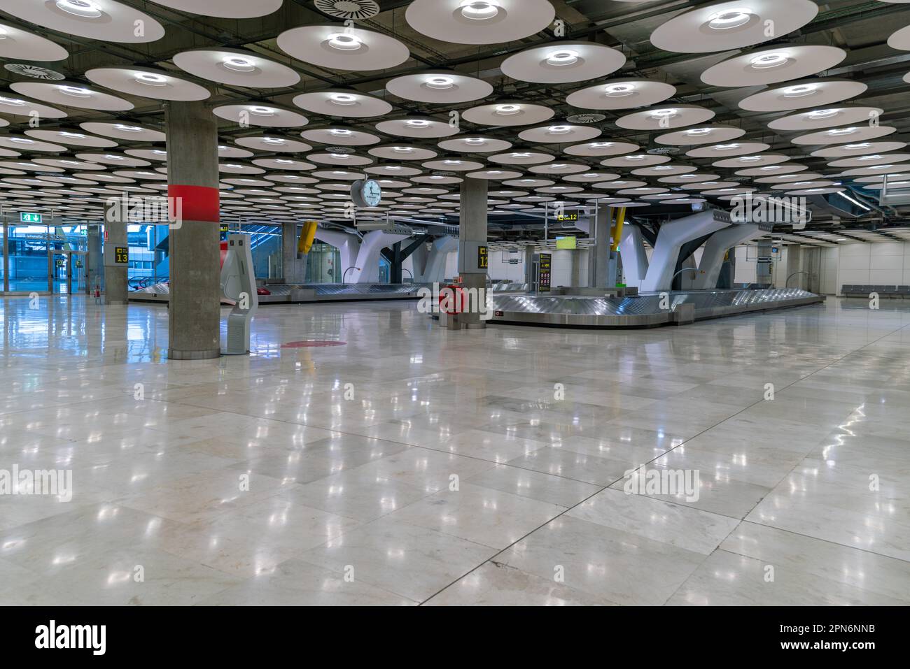 Innenseite des Flughafens von Madrid Stockfoto