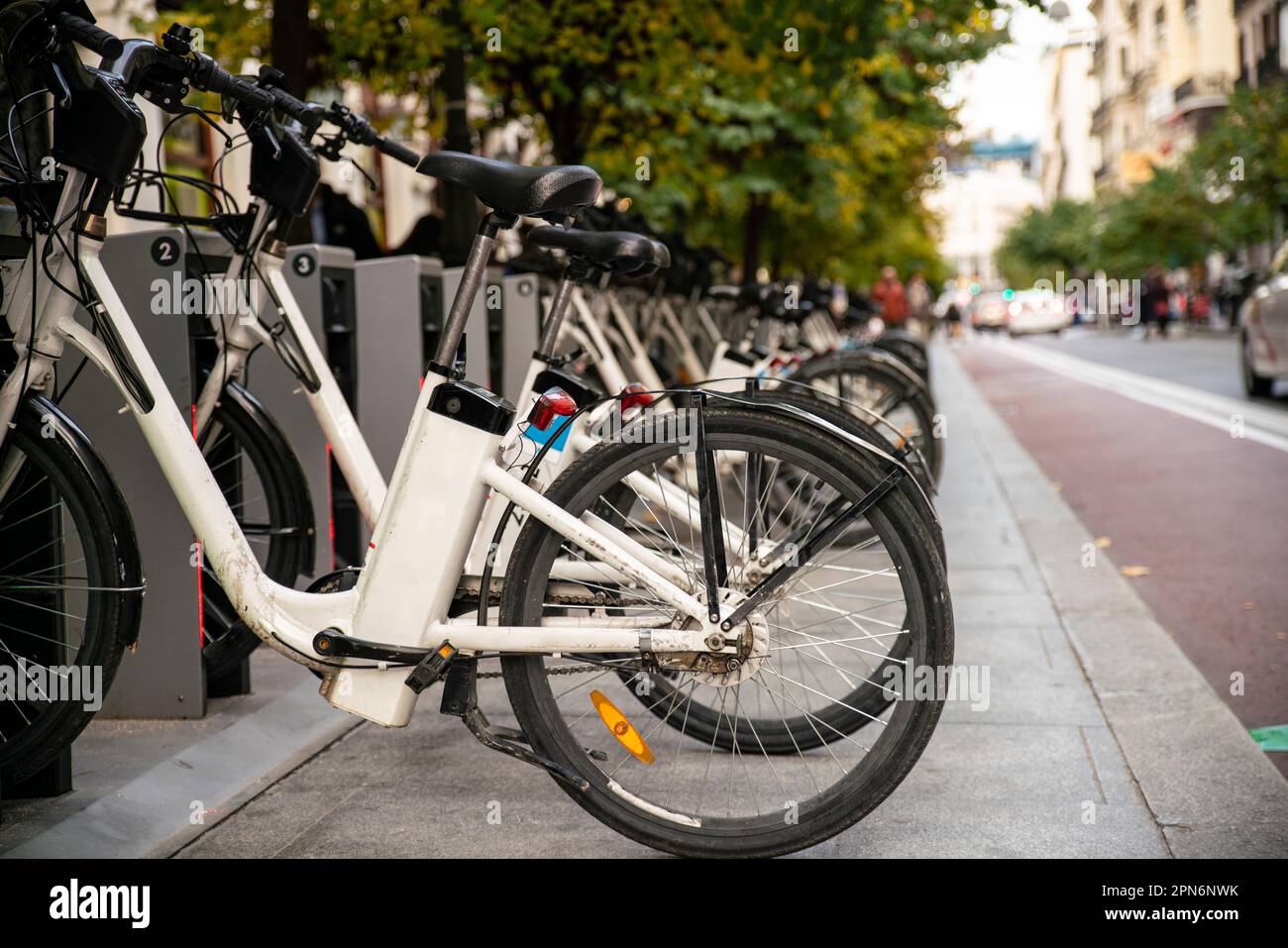 Öffentliche E-Bike-Sharing-Station in Madrid, Spanien Stockfoto