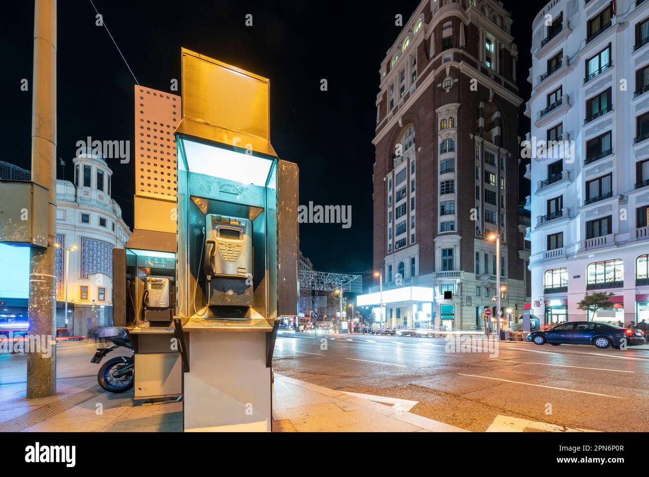 Die Gran Via in Madrid ist nachts beleuchtet und bietet leichte Wege vom Verkehr Stockfoto