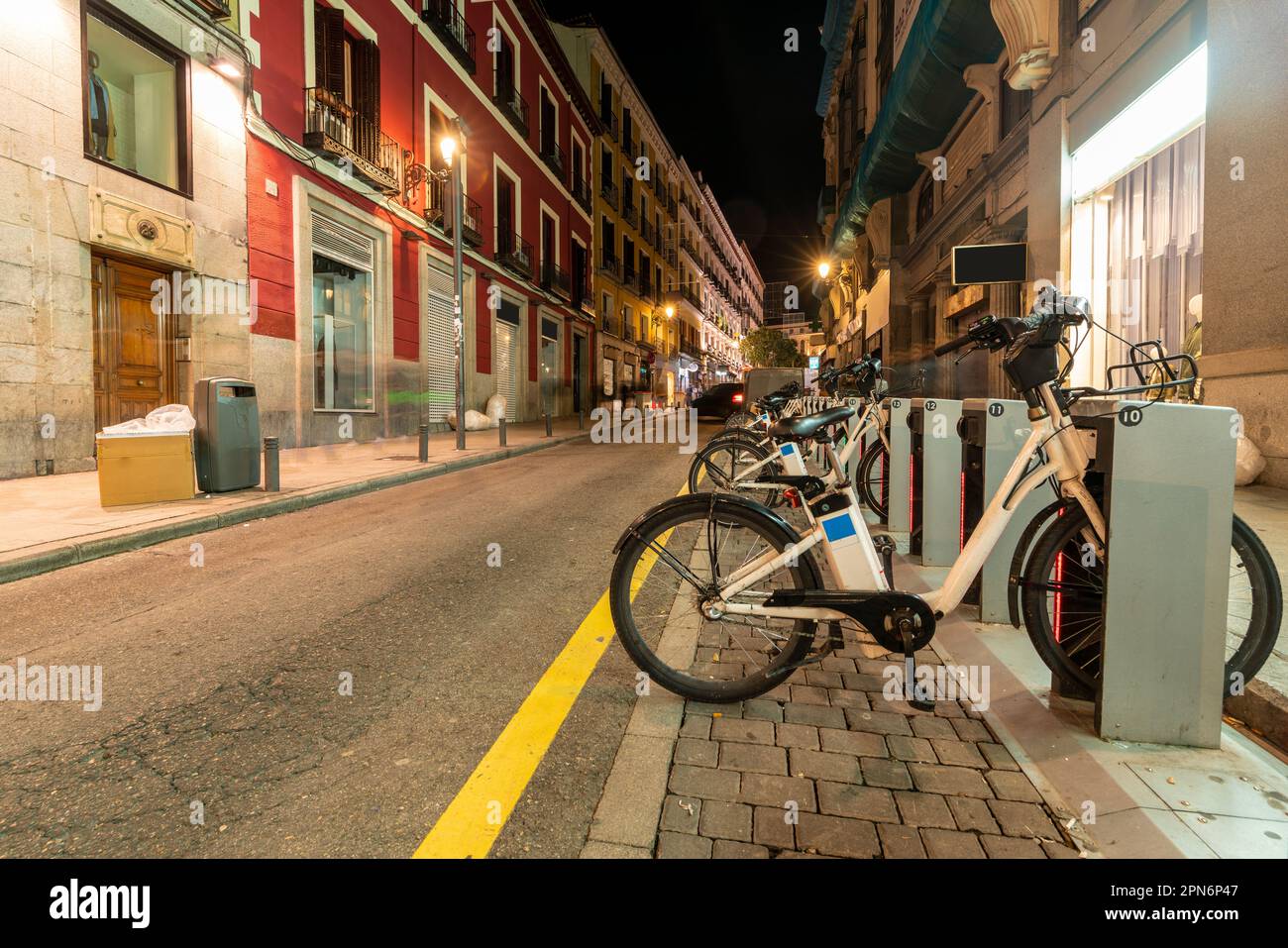 Öffentliche E-Bike-Sharing-Station in Madrid bei Nacht, Spanien Stockfoto