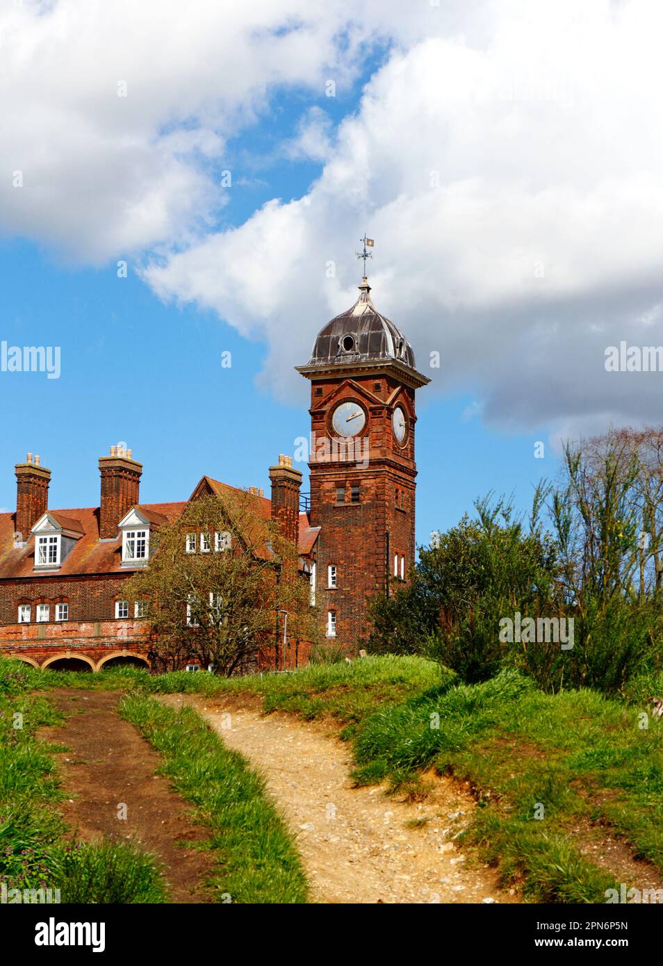 Blick auf den Uhrenturm im HM-Gefängnis in St. James Hill auf der Mousehold Heath mit Blick auf die Stadt Norwich, Norfolk, Großbritannien. Stockfoto