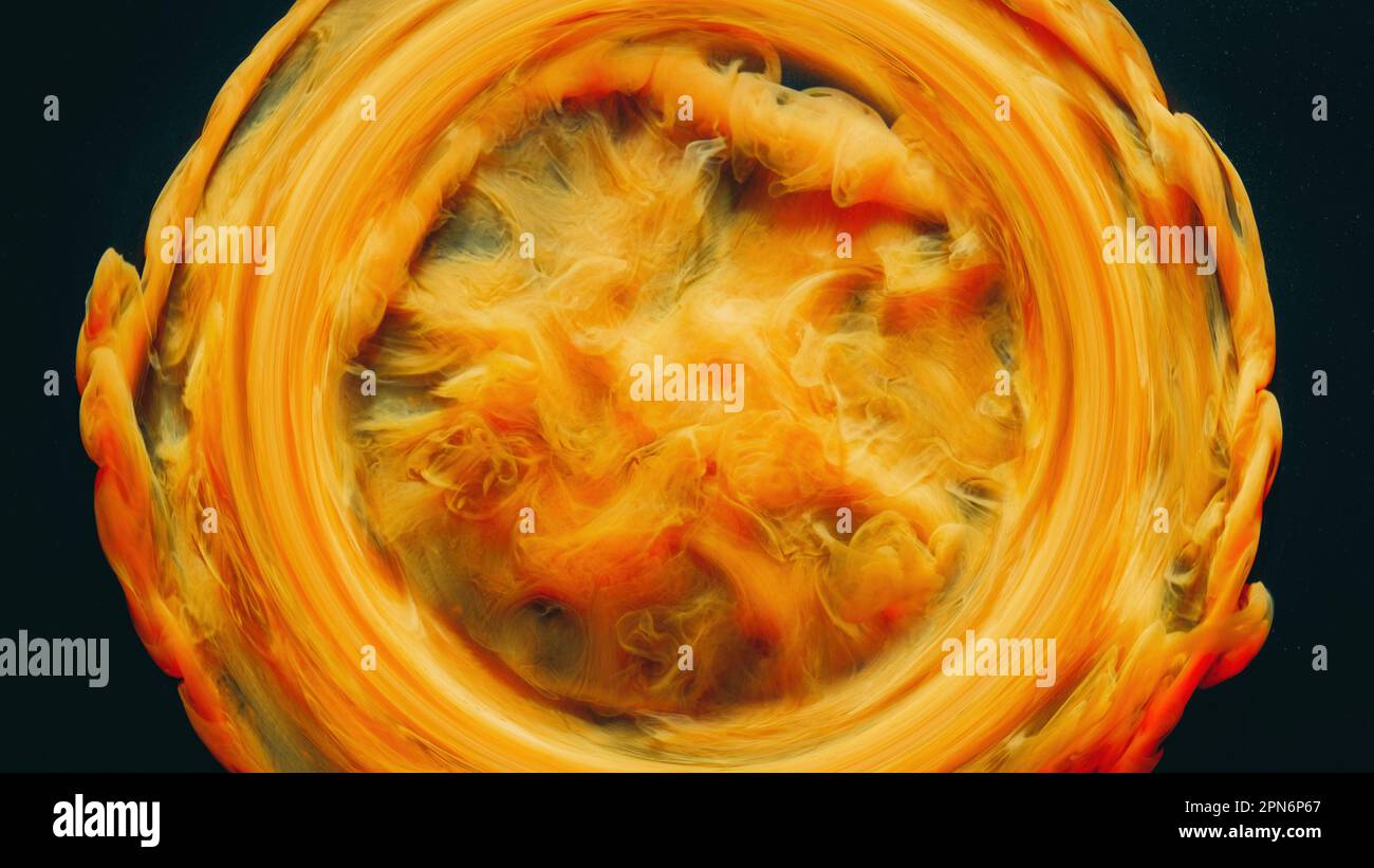 Rauchkreisförmige Tinte Wasserflüssigkeit wirbelt orangefarbene Spritzer Stockfoto