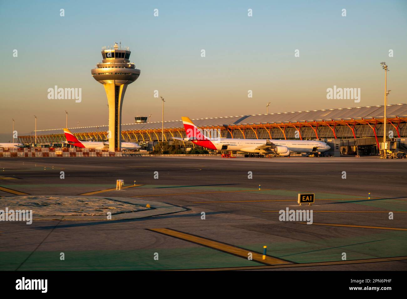 Flughafen von Madrid bei Sonnenuntergang im Herbst Stockfoto