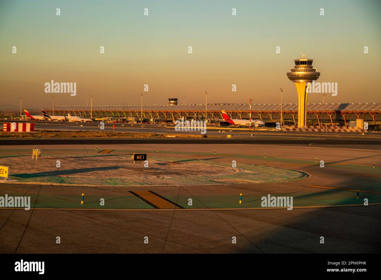 Flughafen von Madrid bei Sonnenuntergang im Herbst Stockfoto