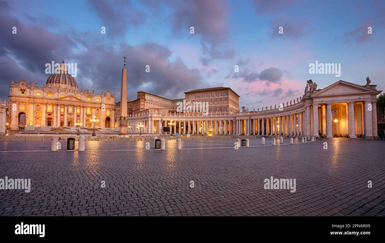 Vatikanstadt, Rom, Italien. Stadtbild des beleuchteten Petersdoms und des St. Petersplatz, Vatikanstadt, Rom, Italien bei Sonnenaufgang. Stockfoto
