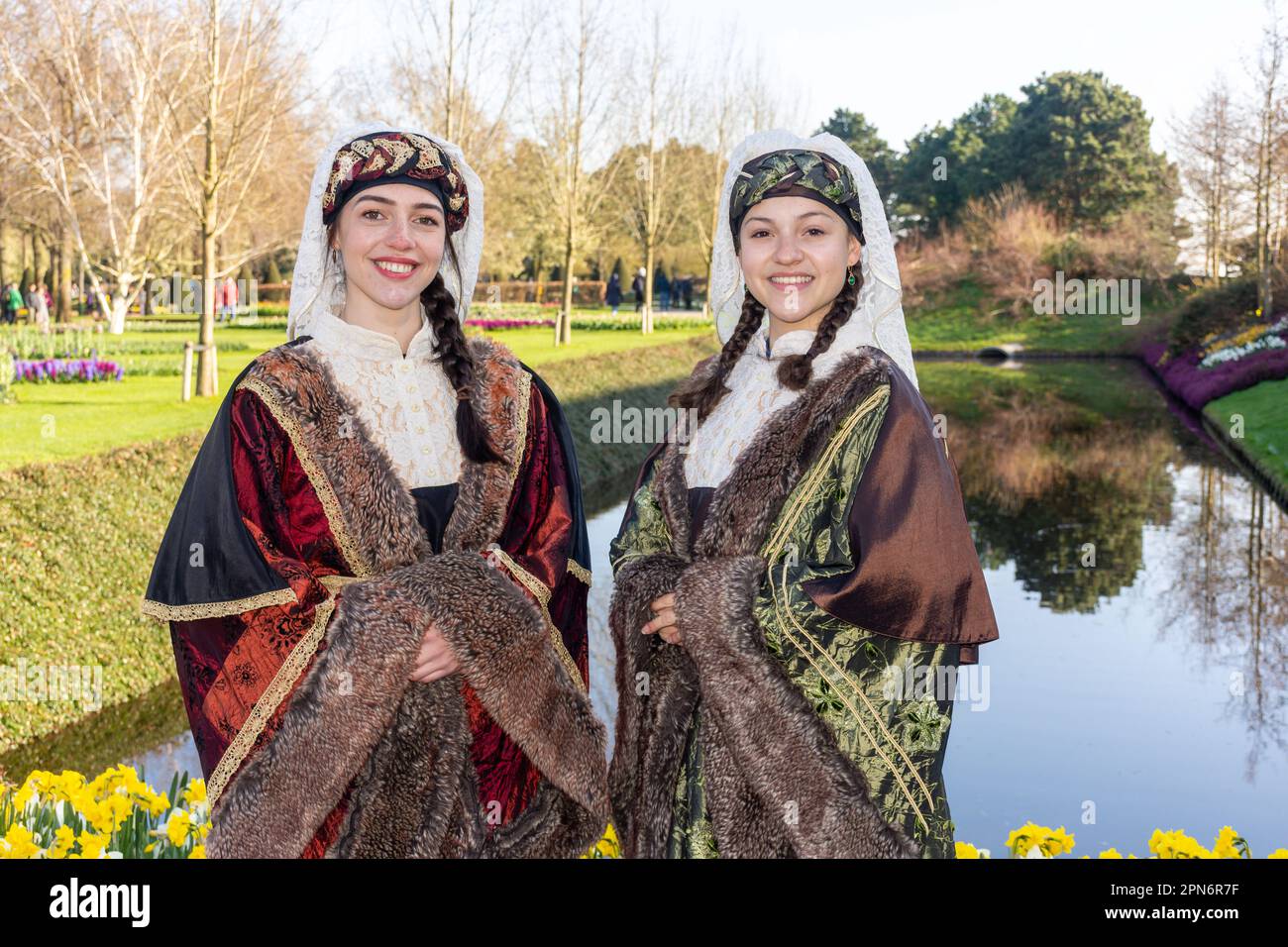 Junge Frauen in traditionellen Kostümen am Eingang, Gartenanlage Keukenhof, Lisse, Südholland (Zuid-Holland), Königreich der Niederlande Stockfoto