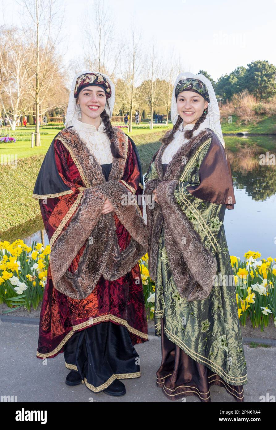 Junge Frauen in traditionellen Kostümen am Eingang, Gartenanlage Keukenhof, Lisse, Südholland (Zuid-Holland), Königreich der Niederlande Stockfoto