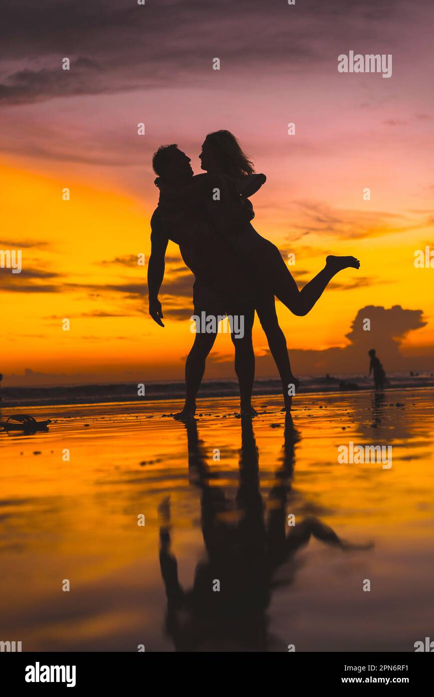 Ein Paar, das Spaß am Strand hat. Sonnenuntergang auf Bali. Stockfoto