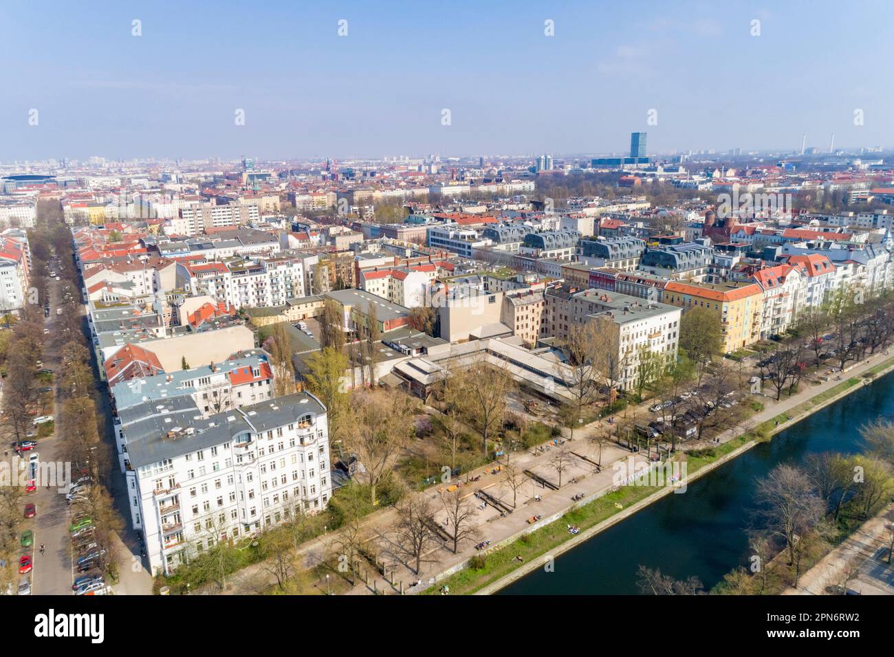 Kreuzberg mit Landwehrkanal aus der Vogelperspektive Stockfoto
