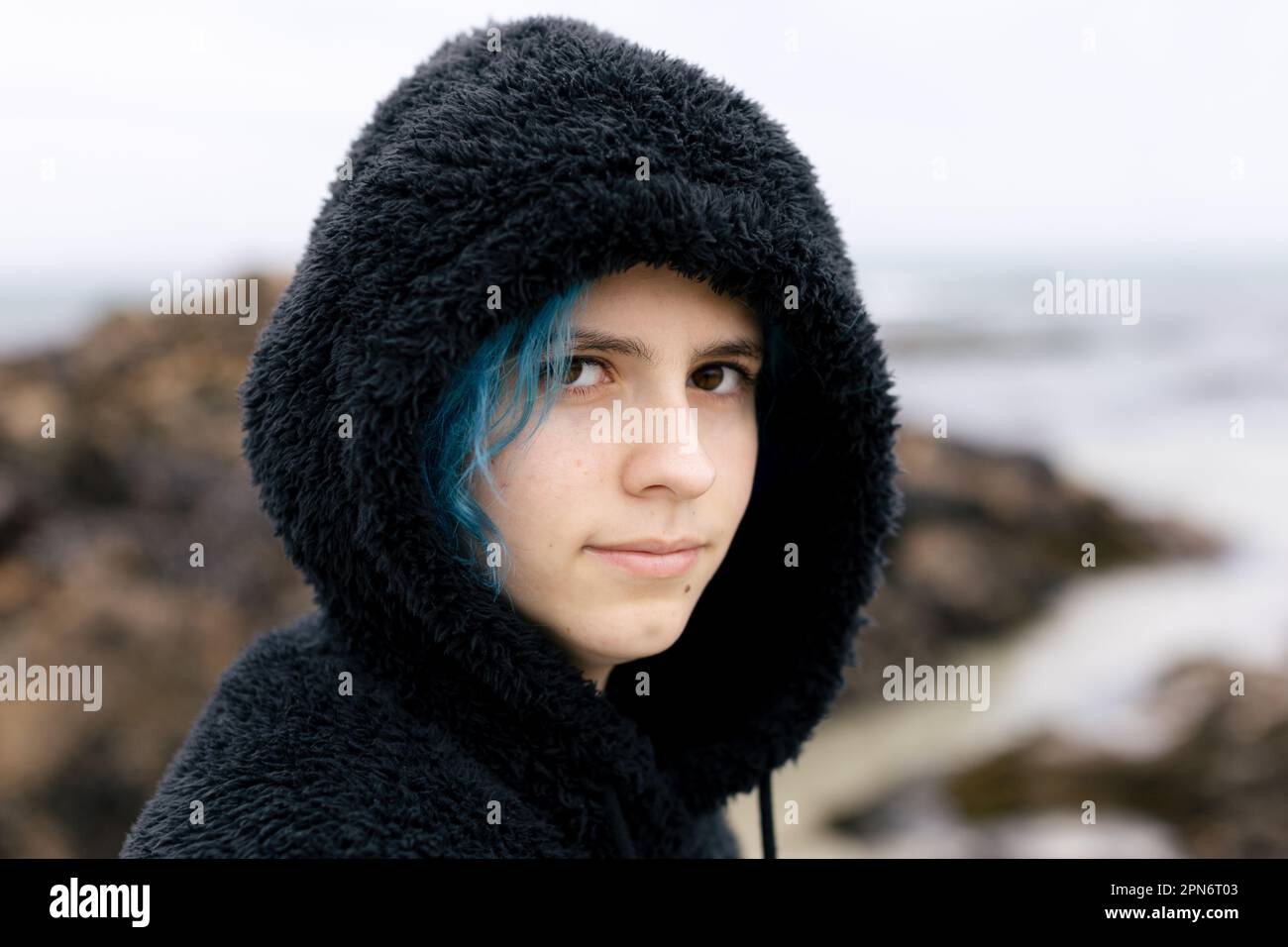 Porträt Eines Teenagers mit blauem Haar in einem flauschigen Hoodie Stockfoto