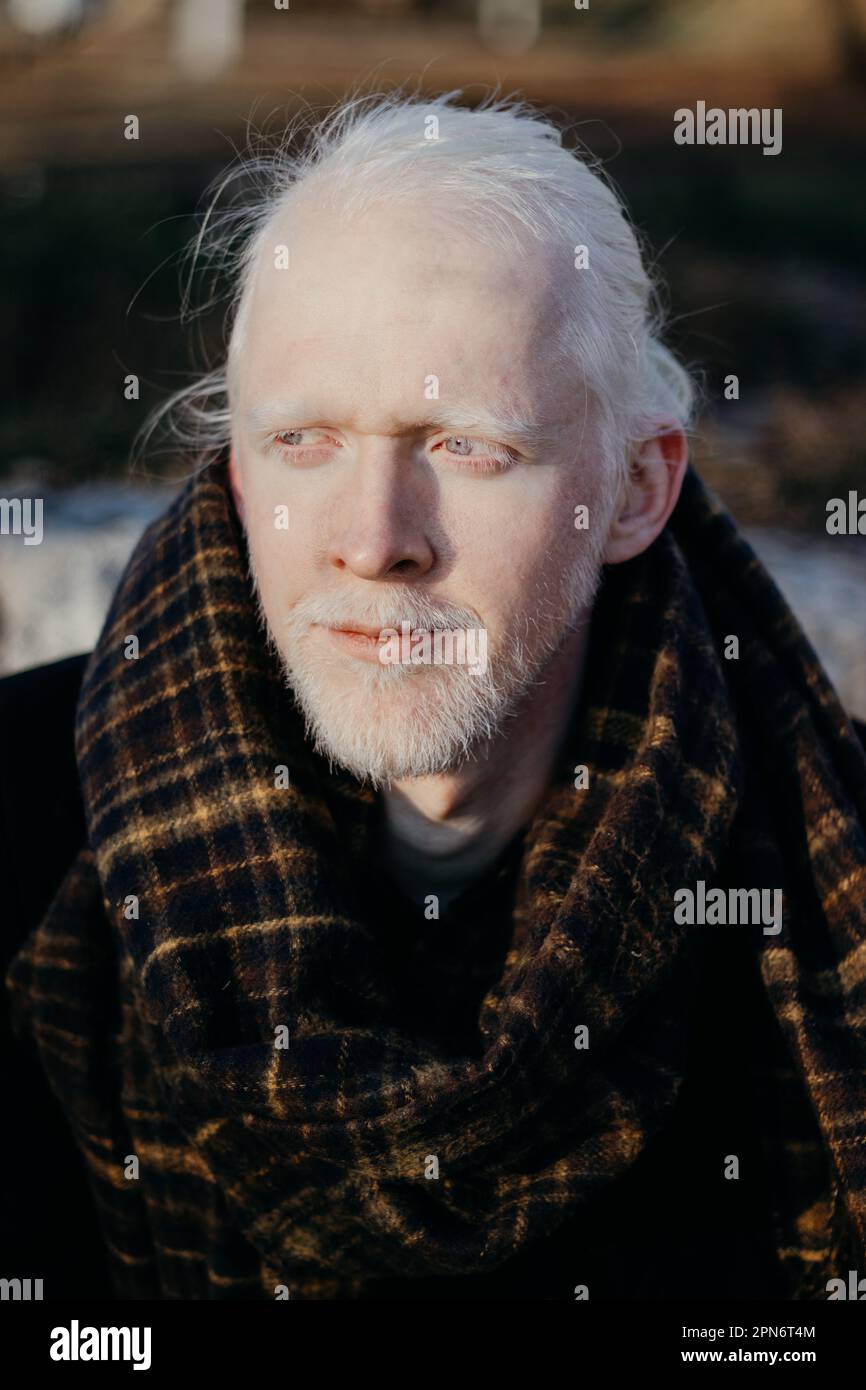 Porträts eines Albino-Mannes mit langen Haaren. Herbst Stockfoto
