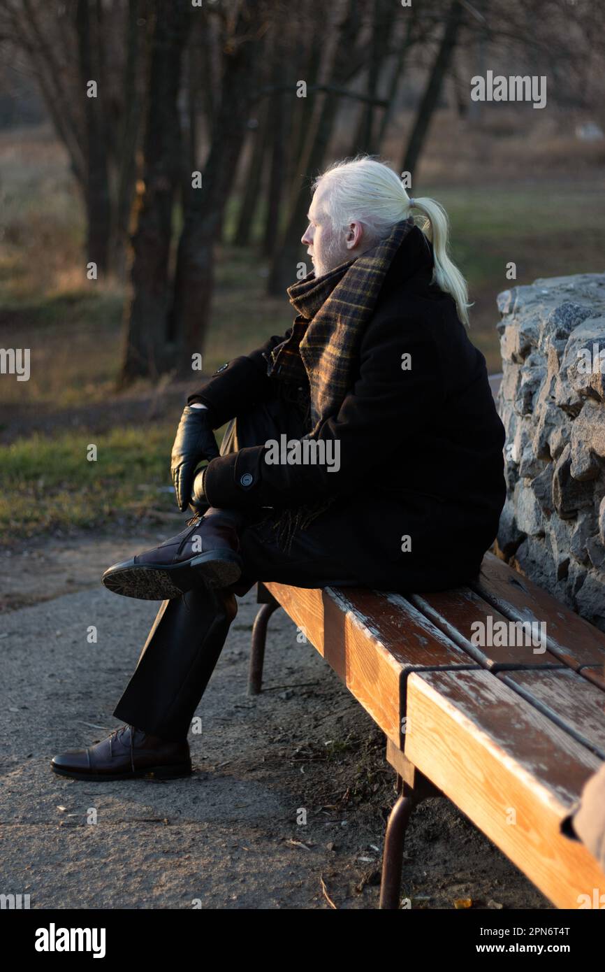 Porträts eines Albino-Mannes mit langen Haaren. Herbst Stockfoto