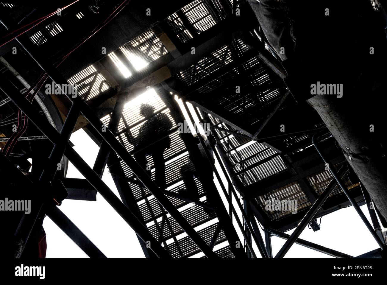 Treppensteigen auf einer Ölplattform Stockfoto
