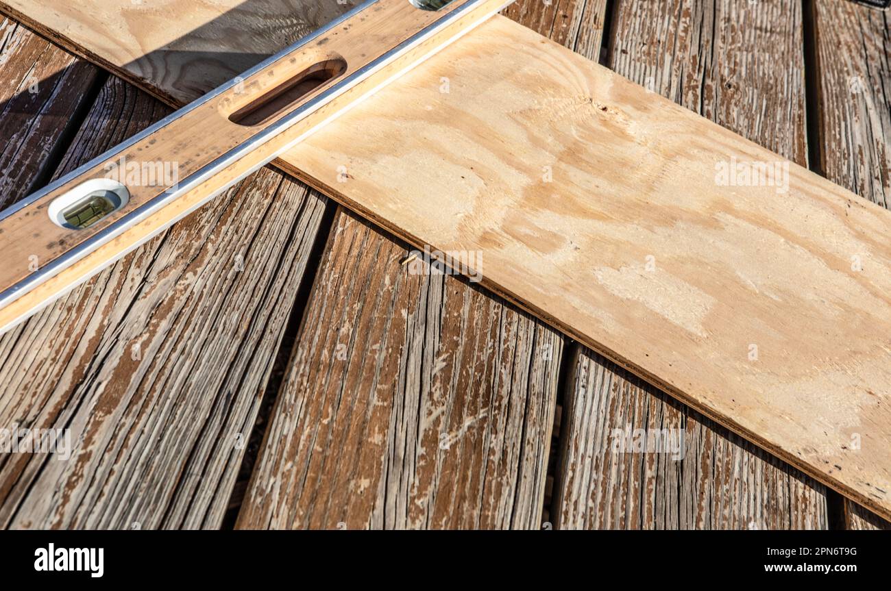 Holzbearbeitungswerkzeug auf einer Terrasse Stockfoto