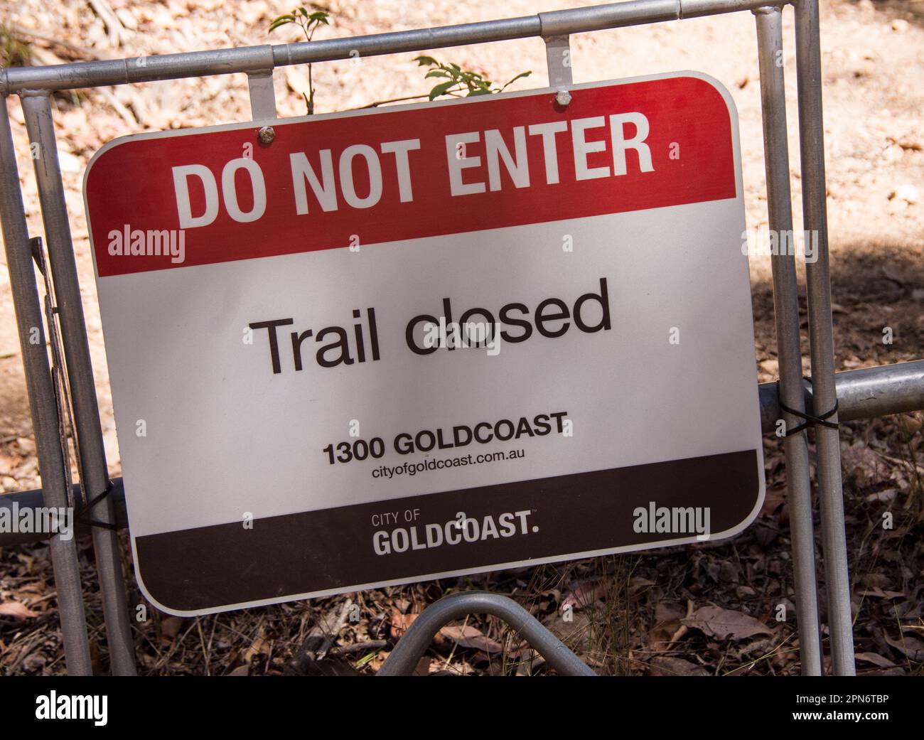 „Don't Enter“-Schild vom Gold Coast Council am Anfang des alten Mountain Bike Trail, Queensland, Australien. Spur geschlossen, aus unbekanntem Grund. Stockfoto