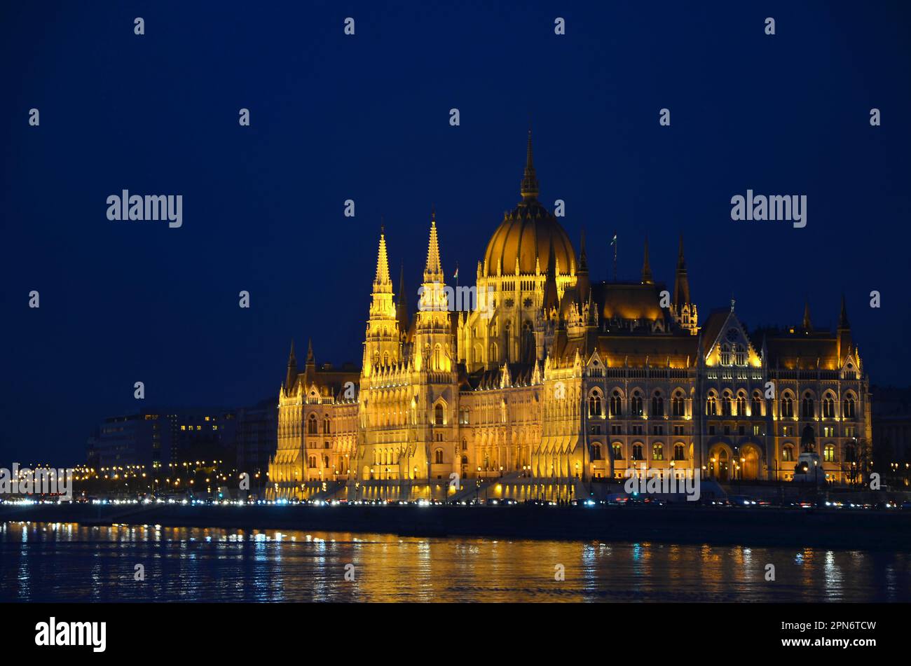 Parlamentsgebäude in Budapest am Ufer der Donau bei Nacht. Stockfoto