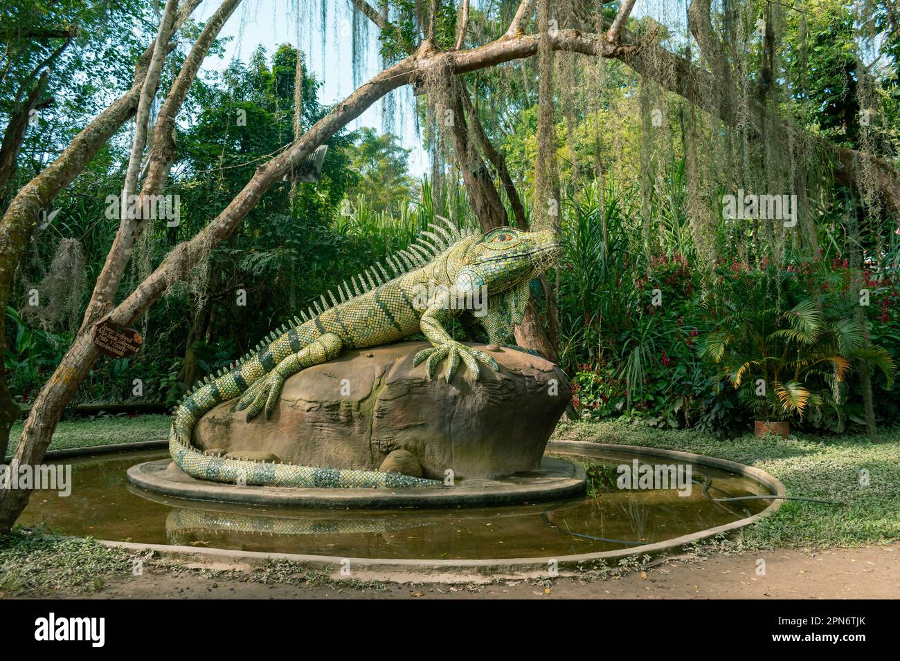 iguana-Iguanidae-Skulptur im Galeriepark san gil colombia Stockfoto