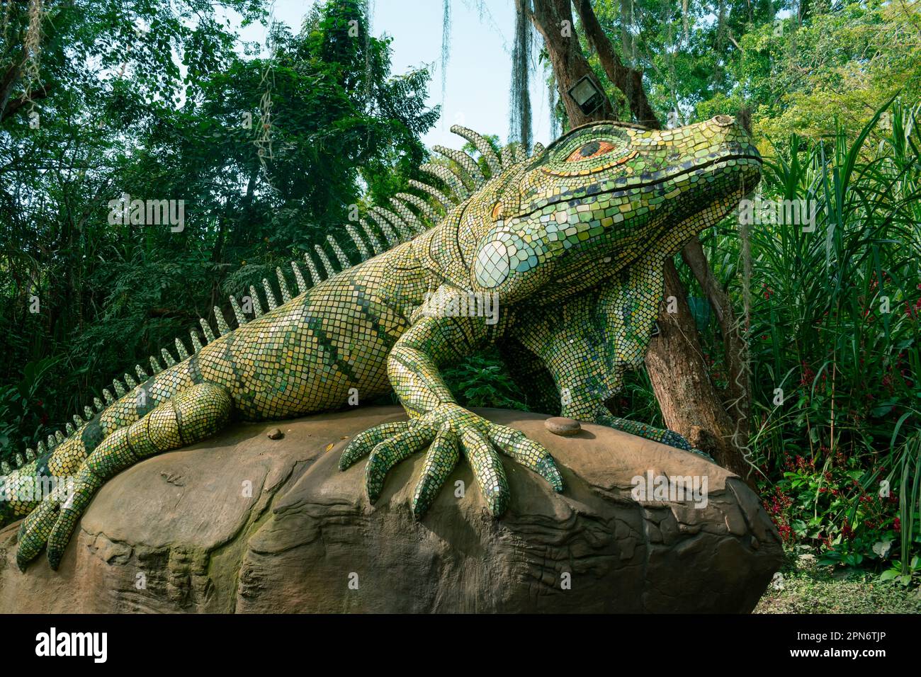 iguana-Iguanidae-Skulptur im Galeriepark san gil colombia Stockfoto