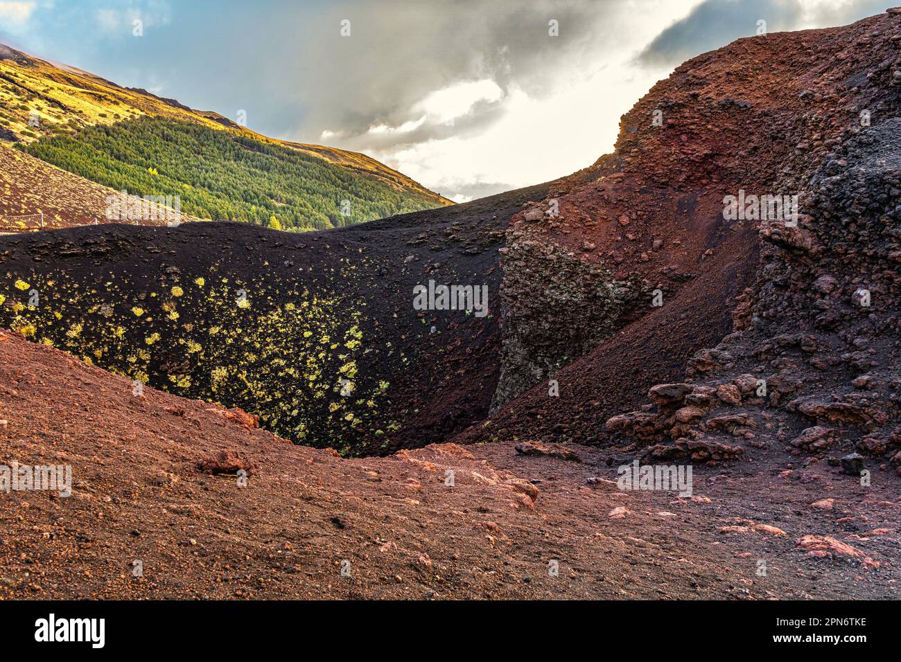 Der untere Krater mit den rötlichen Farben der Silvestri-Krater an den Hängen des Ätna. Ätna-Nationalpark, Sizilien, Italien, Europa Stockfoto