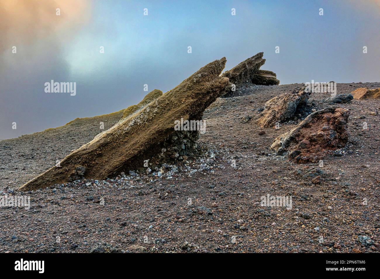 Pyroclastiten brachen aus dem Ätna-Vulkan aus und landeten auf dem Gipfel eines der Silvestri-Krater. Ätna-Nationalpark, Sizilien, Italien, Europa Stockfoto