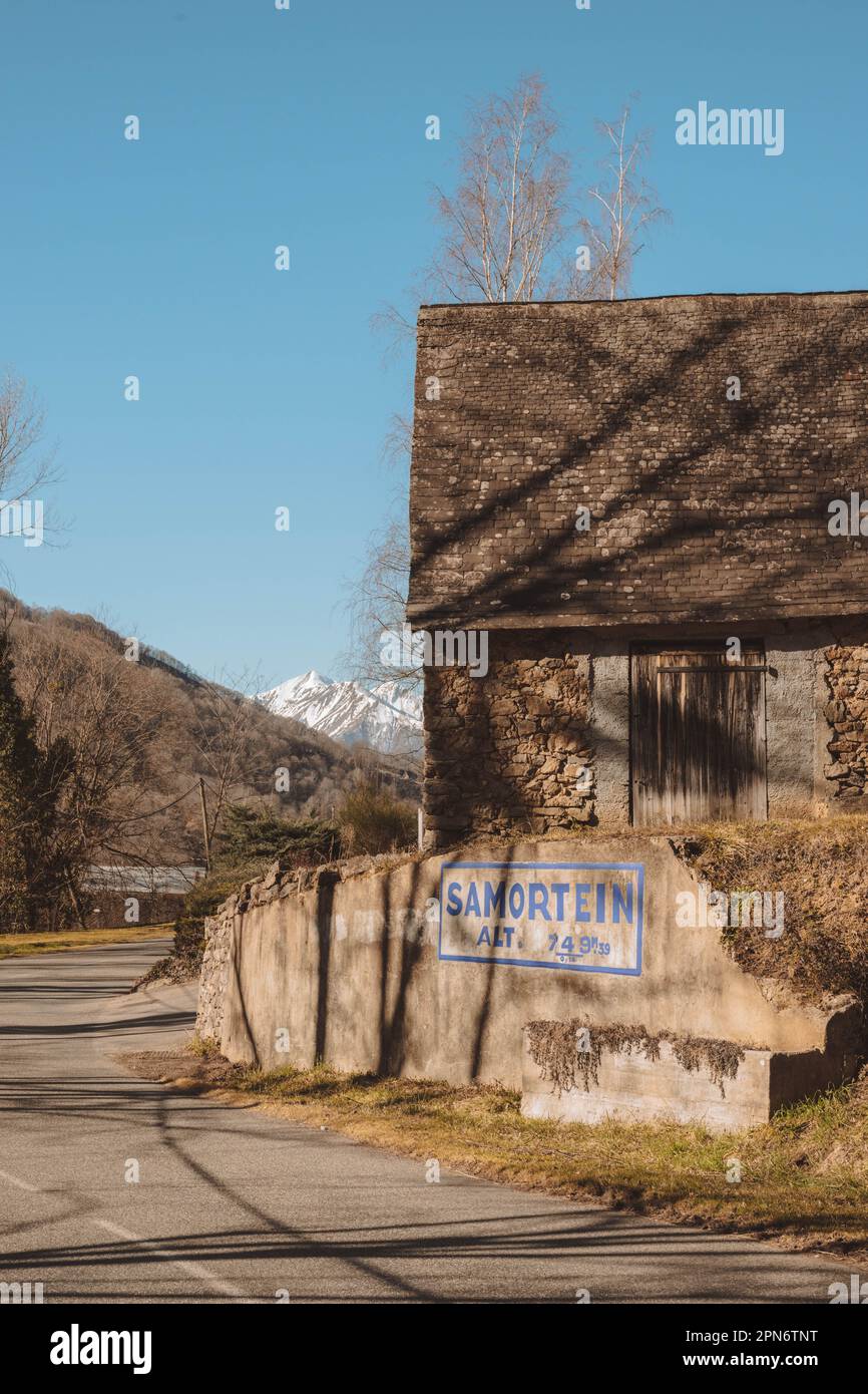 Blick auf eine Bergkette von einem Dorf Stockfoto