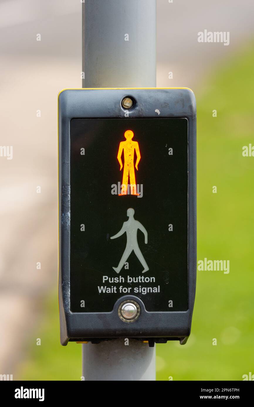 Eine pelikanische Kreuzung, oder archaisch pelicon Kreuzung (Fußgängerzone mit Lichtsteuerung), ist eine Art Fußgängerüberquerung mit Verkehrsampeln Stockfoto