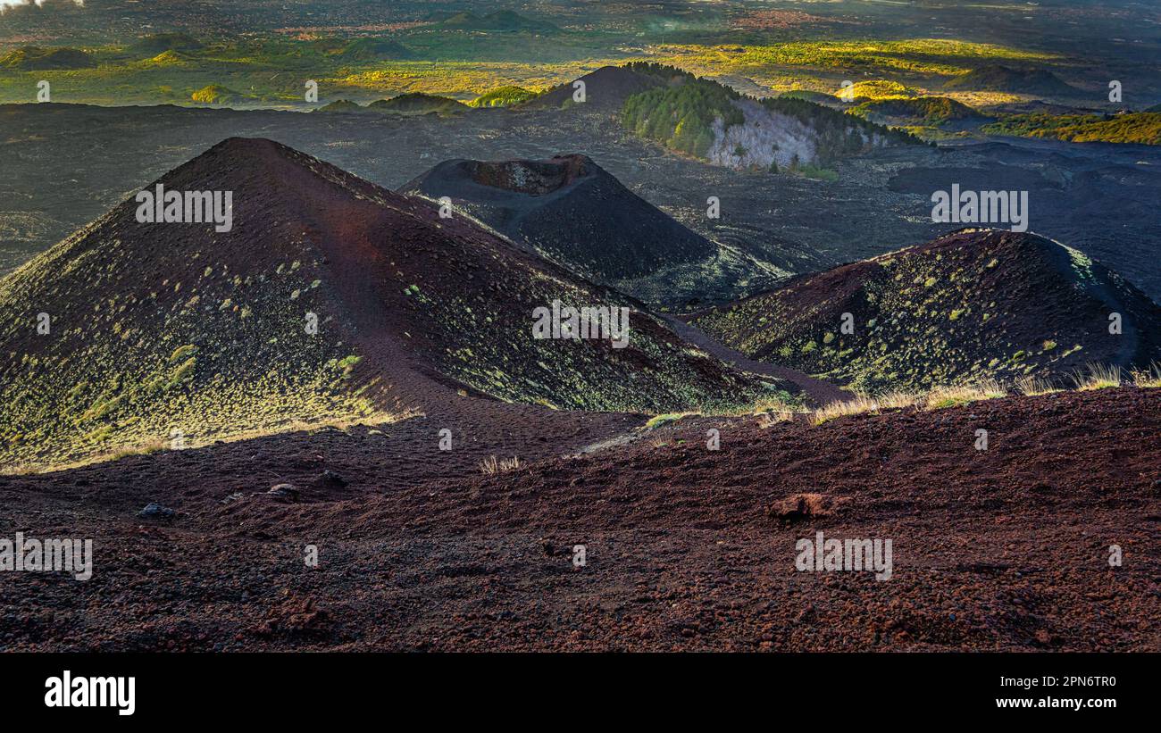 Krater und Lavafeld am Ätna. Ätna-Nationalpark, Sizilien, Italien, Europa Stockfoto