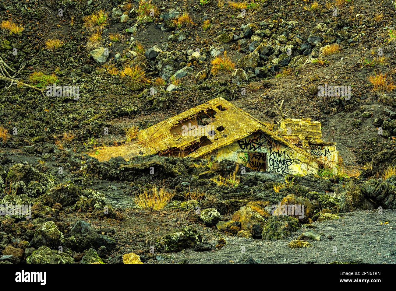 Das Haus ist von der Lava eines der Eruptionen des Ätna-Vulkans überschwemmt. Ätna-Nationalpark, Sizilien, Italien, Europa Stockfoto