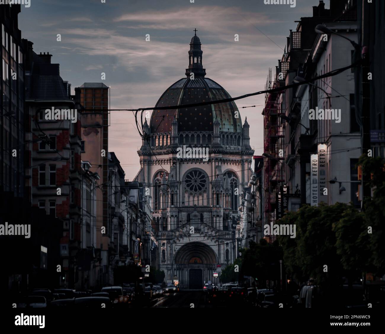 Blick von der Straße auf die königliche Kirche Santa Maria bei Sonnenuntergang Stockfoto