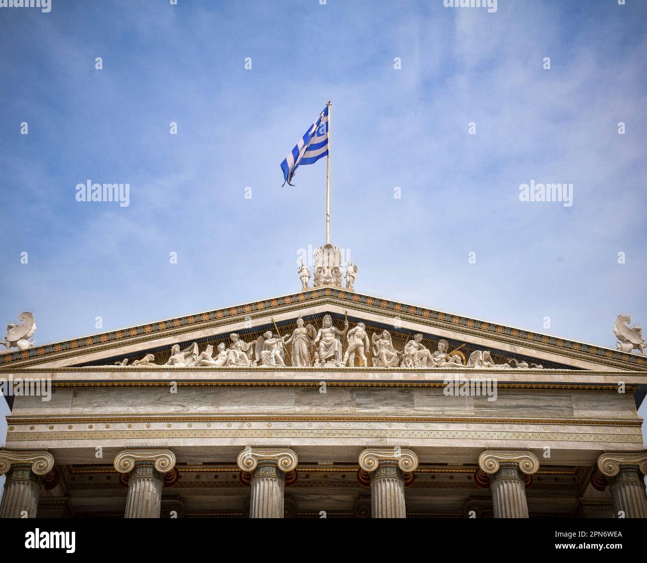 Geschnitzte Skulpturen über dem Eingang zur griechischen Nationalakademie Stockfoto