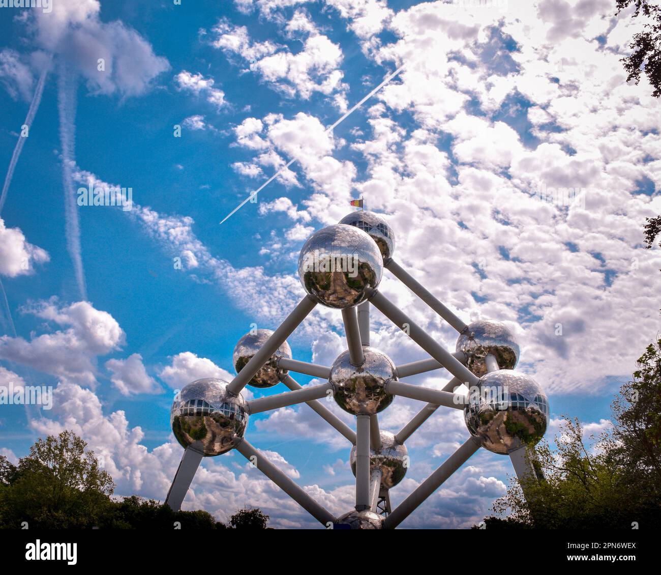 Brüsseler atomium unter bewölktem Himmel Stockfoto