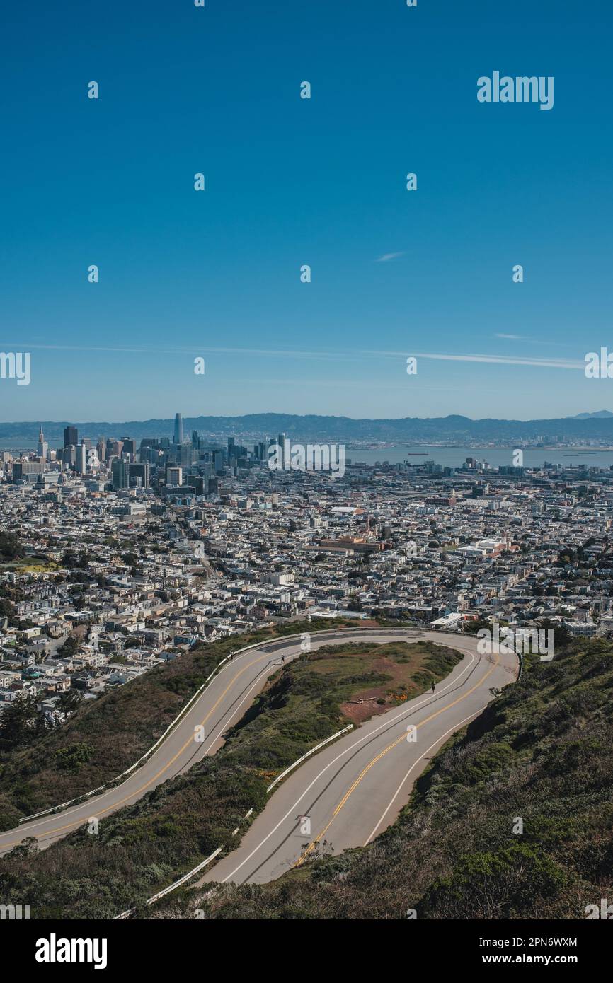 Die atemberaubende Skyline von San Francisco kann man vom Twin Peaks aus sehen, mit der berühmten Transamerica Pyramide und dem Coit Tower in der Ferne. San Francisco ist bekannt für seine malerischen Aussichten und berühmten Wahrzeichen, aber nur wenige sind so atemberaubend wie Twin Peaks. Twin Peaks befindet sich auf einer Höhe von 922 Metern und ist einer der höchsten Punkte der Stadt. Sie bietet einen Panoramablick auf die Bucht von San Francisco, die Innenstadt von San Francisco und darüber hinaus. Es ist ein beliebtes Reiseziel für Touristen und Einheimische gleichermaßen und bietet eine atemberaubende Aussicht auf die Schönheit der Stadt. Twin Peaks San Francisco ist nach den beiden Gipfeln benannt, die es auszeichnen Stockfoto