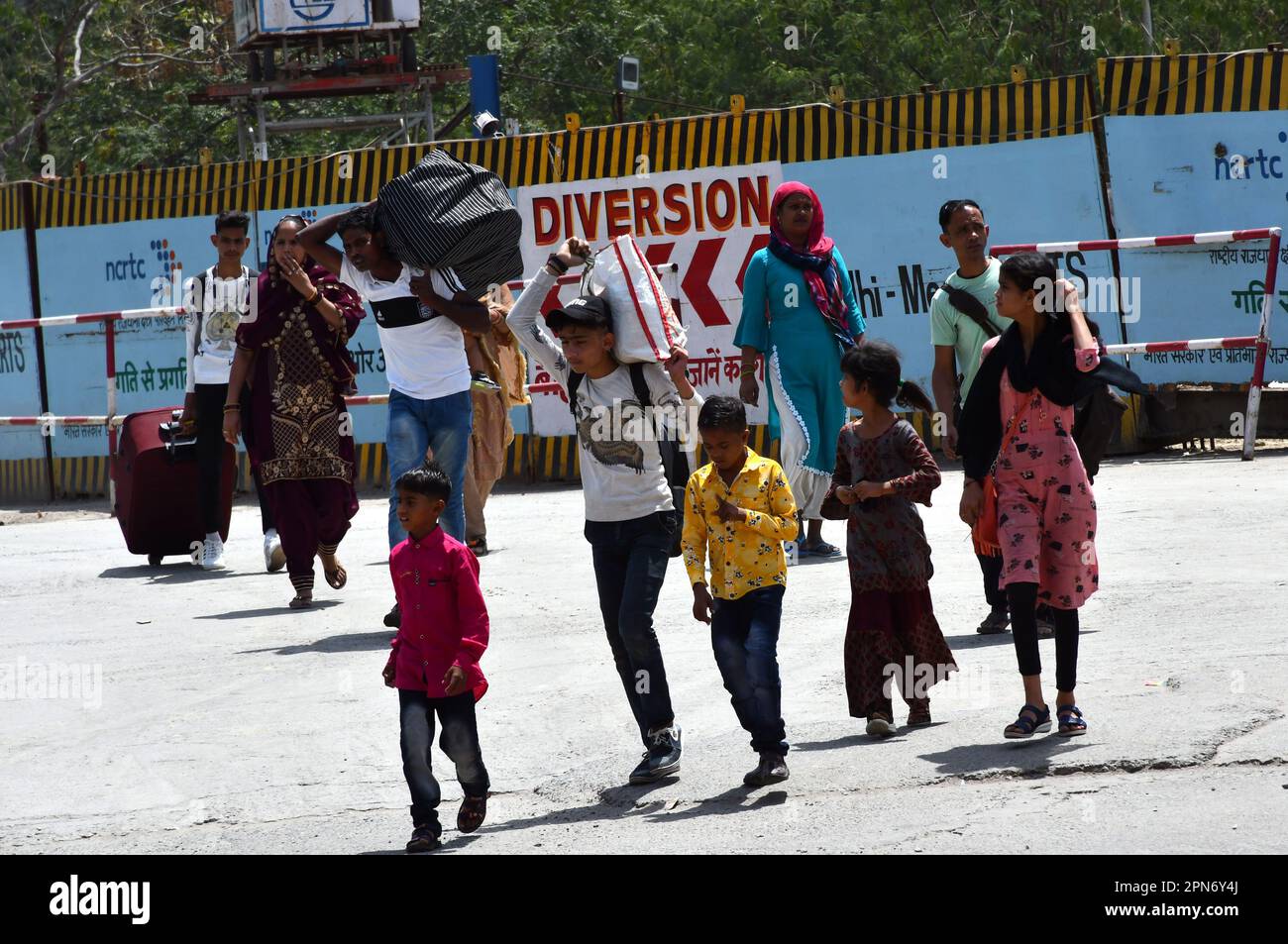 East Delhi, Delhi, Indien. 17. April 2023. Passagiere erreichen den Bahnhof Delhi Anand Vihar, um den Zug zum heimischen Ort zu nehmen, in brennender Hitze, heißester Tag im April (Kreditbild: © Ravi Batra/ZUMA Press Wire), NUR REDAKTIONELLE VERWENDUNG! Nicht für den kommerziellen GEBRAUCH! Stockfoto