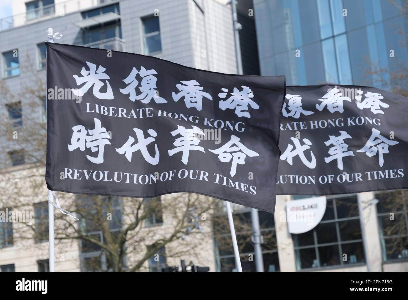 Bristol, Großbritannien. 15. April 2023. Die Menschen in Bristol protestieren schweigend gegen die Unterstützung von 47 prominenten Pro-Demokratie-Persönlichkeiten Hongkongs, die in Hongkong vor Gericht stehen. Pro-demokratische Gruppen wollen das Recht haben zu wählen, wer zur Wahl steht, während die Regierung Hongkongs diese Wahl treffen will. Die so genannten „Hongkong 47“ wurden wegen Verschwörung zur Untergrabung der Staatsmacht angeklagt, weil sie Vorwahlen abgehalten haben, anstatt sich auf den Staat zu verlassen Stockfoto