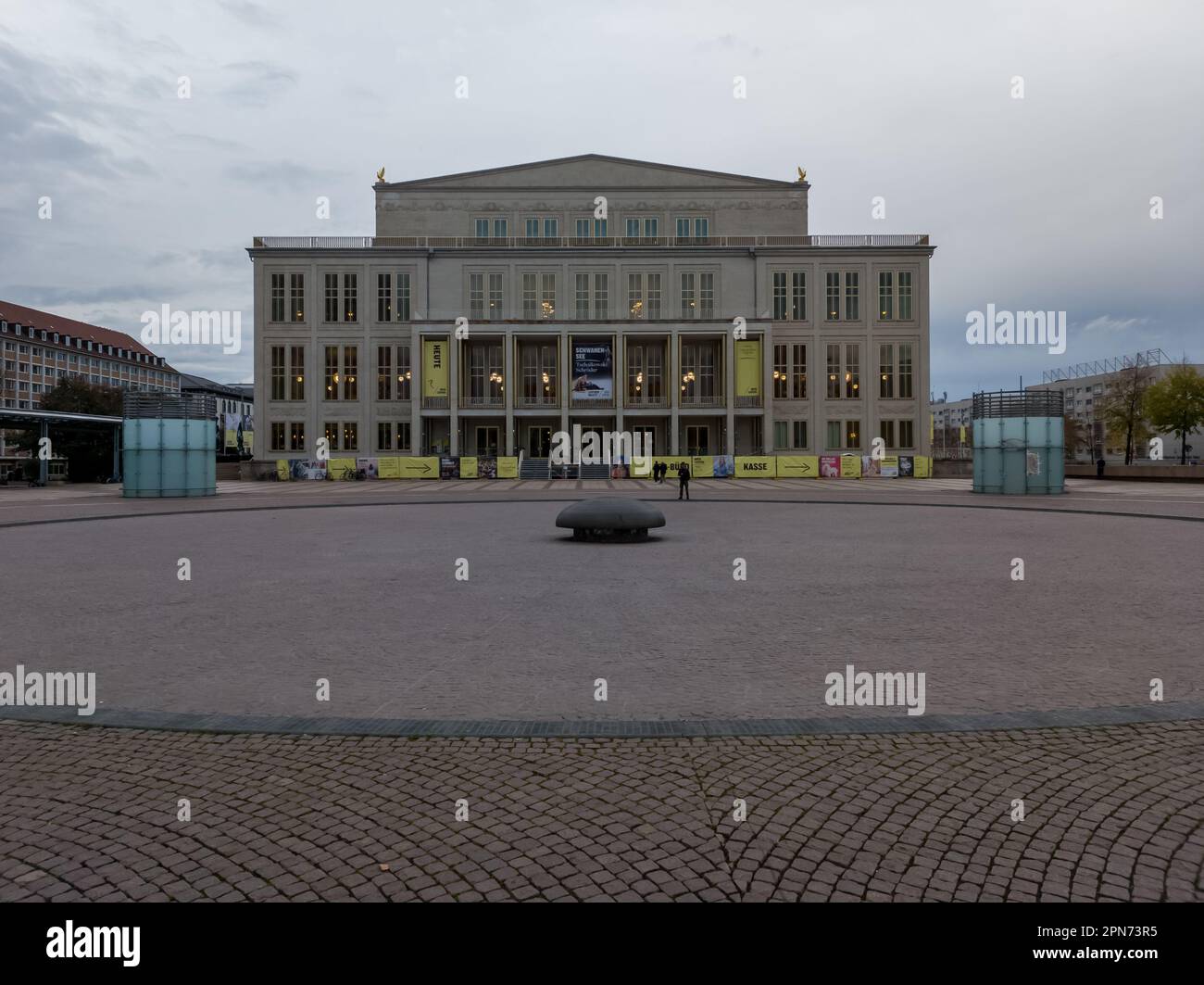 LEIPZIG – 23. NOVEMBER 2022: Die schöne Architektur des Augustusplatzes und des Leipziger Universitätsgebäudes Stockfoto