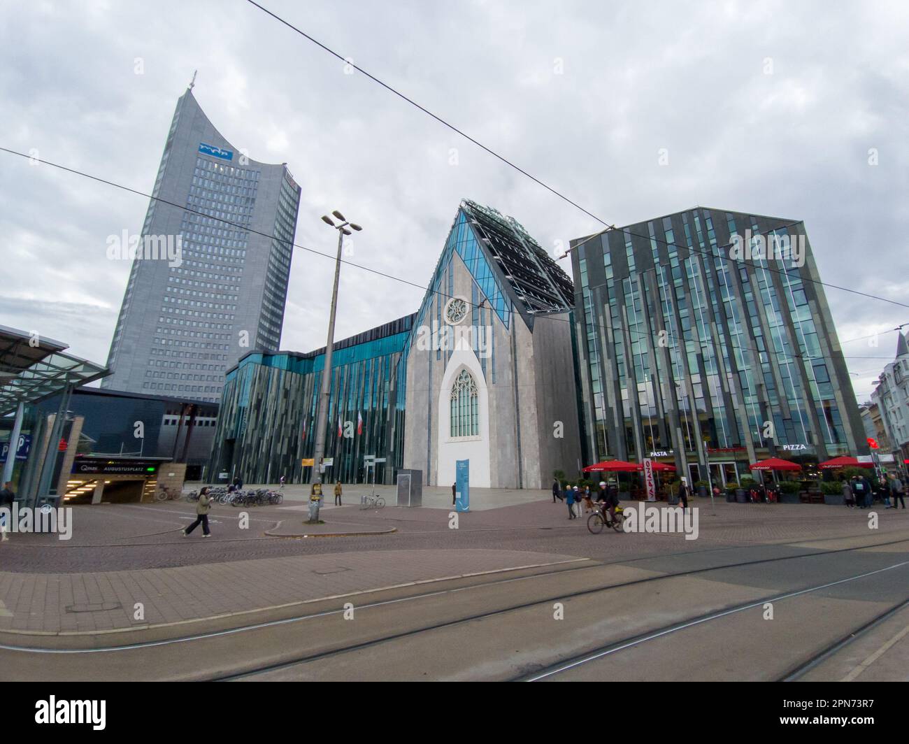 LEIPZIG – 23. NOVEMBER 2022: Die schöne Architektur des Augustusplatzes und des Leipziger Universitätsgebäudes Stockfoto