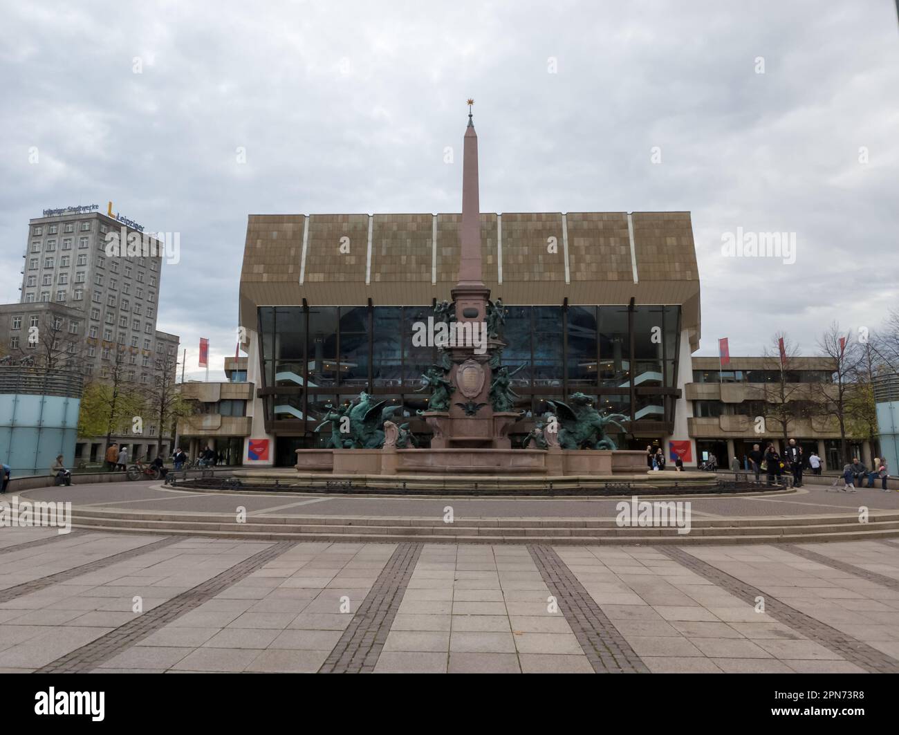 LEIPZIG – 23. NOVEMBER 2022: Die schöne Architektur des Augustusplatzes und des Leipziger Universitätsgebäudes Stockfoto
