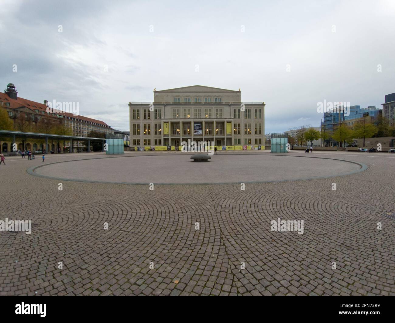 LEIPZIG – 23. NOVEMBER 2022: Die schöne Architektur des Augustusplatzes und des Leipziger Universitätsgebäudes Stockfoto