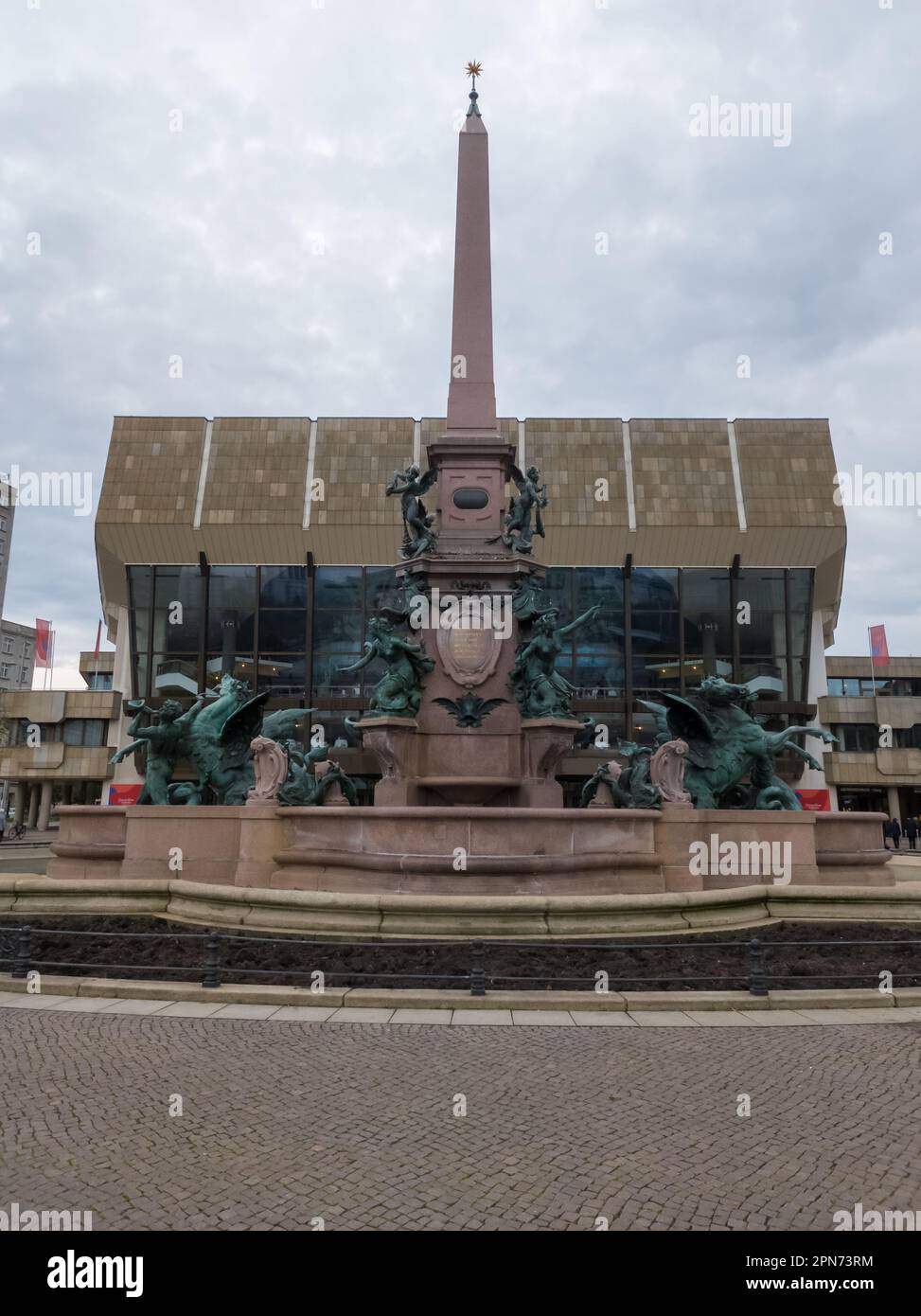 LEIPZIG – 23. NOVEMBER 2022: Die schöne Architektur des Augustusplatzes und des Leipziger Universitätsgebäudes Stockfoto