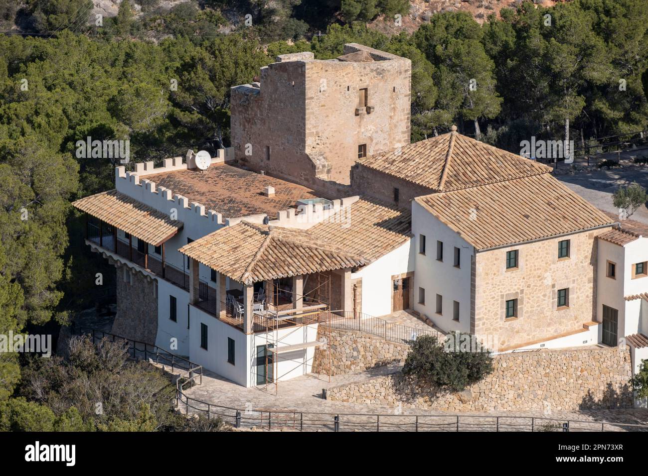Castell de Sant Elm , Altes Krankenhaus und Verteidigungsturm aus dem 14. Jahrhundert, Sant Elm, andratx Küste, Mallorca, Balearen, Spanien Stockfoto