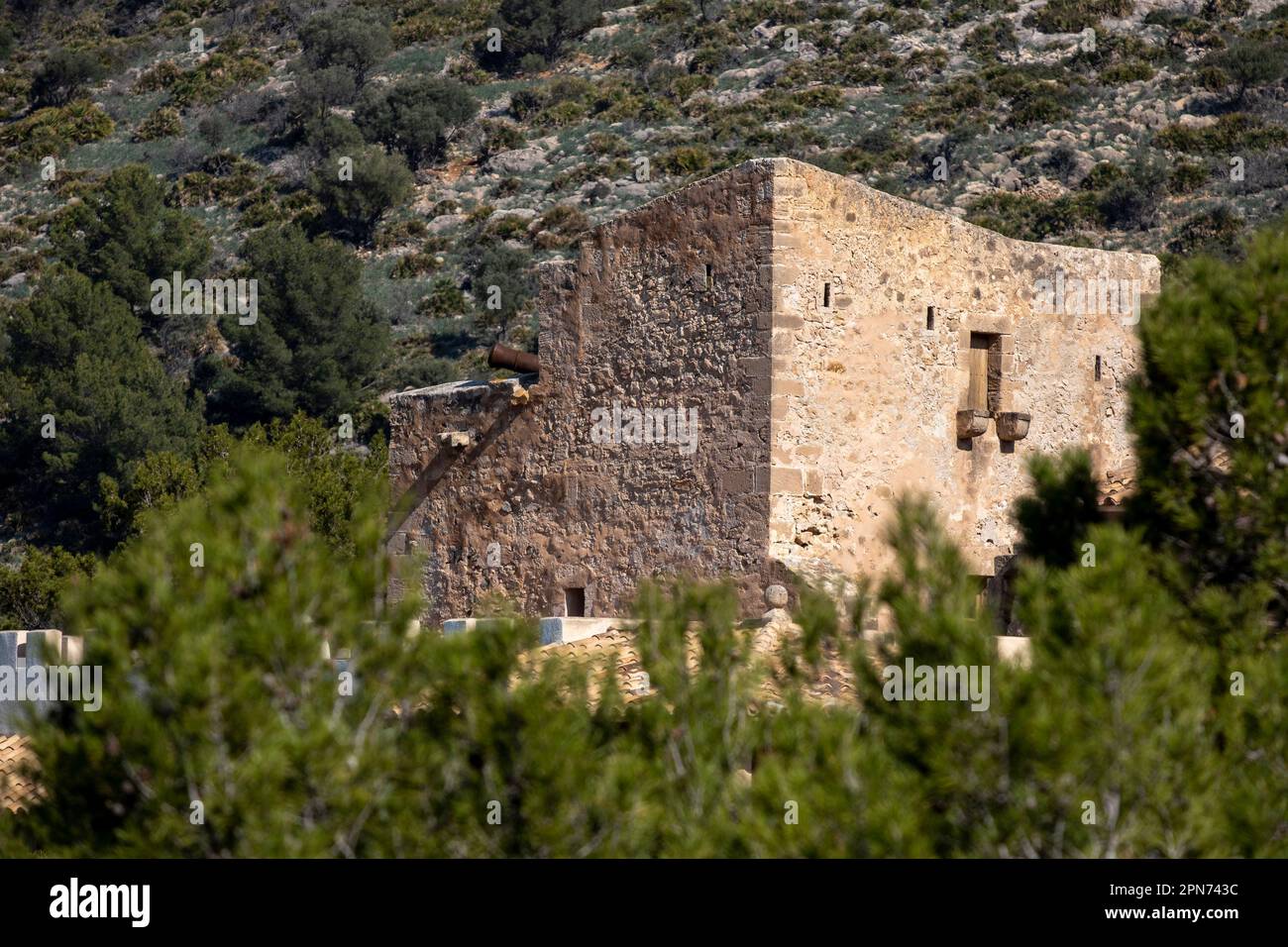 Castell de Sant Elm , Altes Krankenhaus und Verteidigungsturm aus dem 14. Jahrhundert, Sant Elm, andratx Küste, Mallorca, Balearen, Spanien Stockfoto