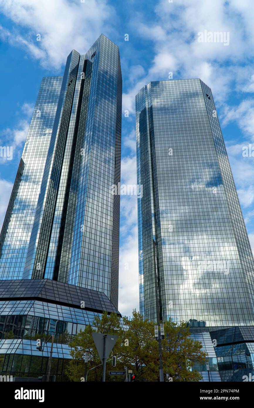 FRANKFURT AM MAIN, DEUTSCHLAND – 22. NOVEMBER 2022: Wolkenkratzer im Finanzdistrikt Franfurt in Deutschland. Die reflektierenden Oberflächen der Fenster zeigen t an Stockfoto