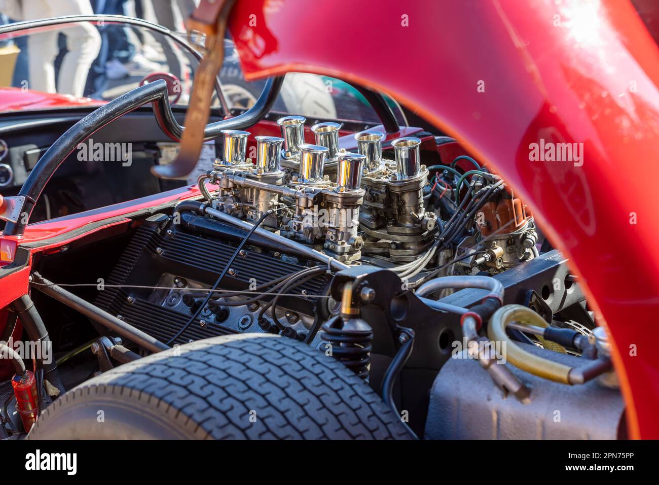 Nahaufnahme des 60s Retro-Rennwagens mit V8 ccm Motor Stockfoto