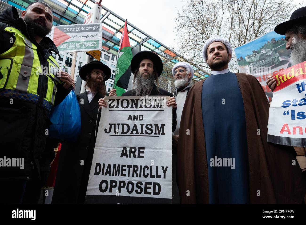 London, Großbritannien. 16. April 2023. Al Quds Day märz im Zentrum von London. Die Veranstaltung, die sich auf den arabischen Namen Jerusalems bezieht, wurde im Vereinigten Königreich von organisiert Stockfoto