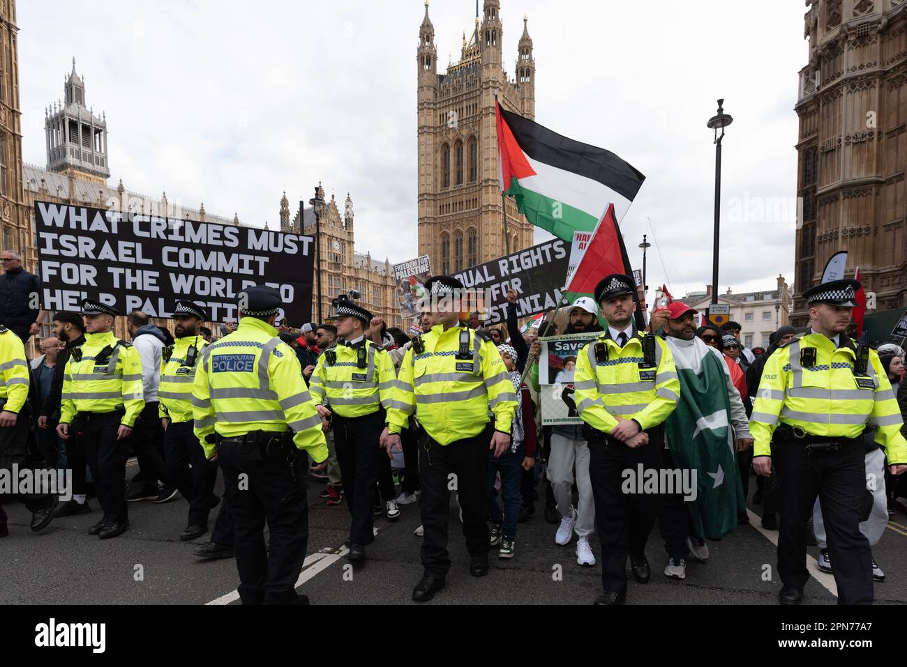 London, Großbritannien. 16. April 2023. Al Quds Day märz im Zentrum von London. Die Veranstaltung, die sich auf den arabischen Namen Jerusalems bezieht, wurde im Vereinigten Königreich von organisiert Stockfoto