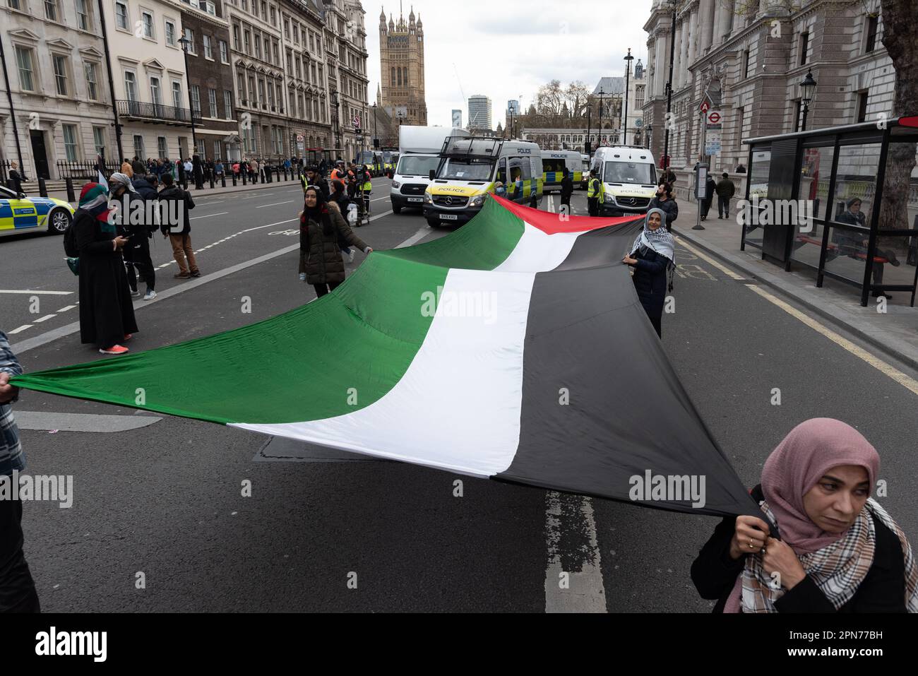 London, Großbritannien. 16. April 2023. Al Quds Day märz im Zentrum von London. Die Veranstaltung, die sich auf den arabischen Namen Jerusalems bezieht, wurde im Vereinigten Königreich von organisiert Stockfoto