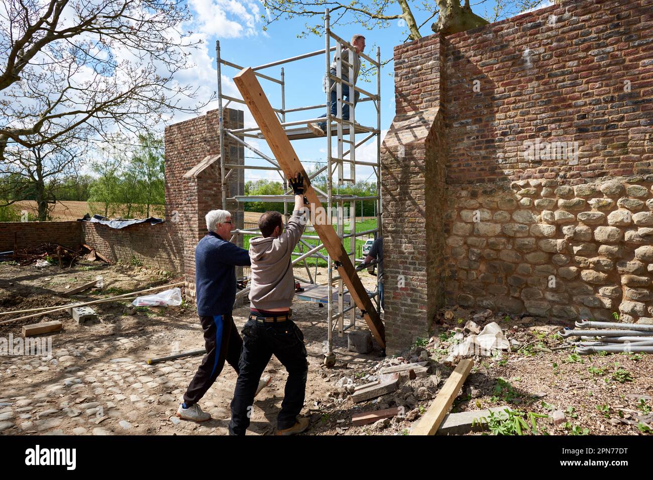 Leconfield Landarbeiter aus Petworth, West Sussex, bauen das neue Nordtor in Hougoumont im April 2015 vor dem Zweihundertjahrstag im Juni zusammen Stockfoto