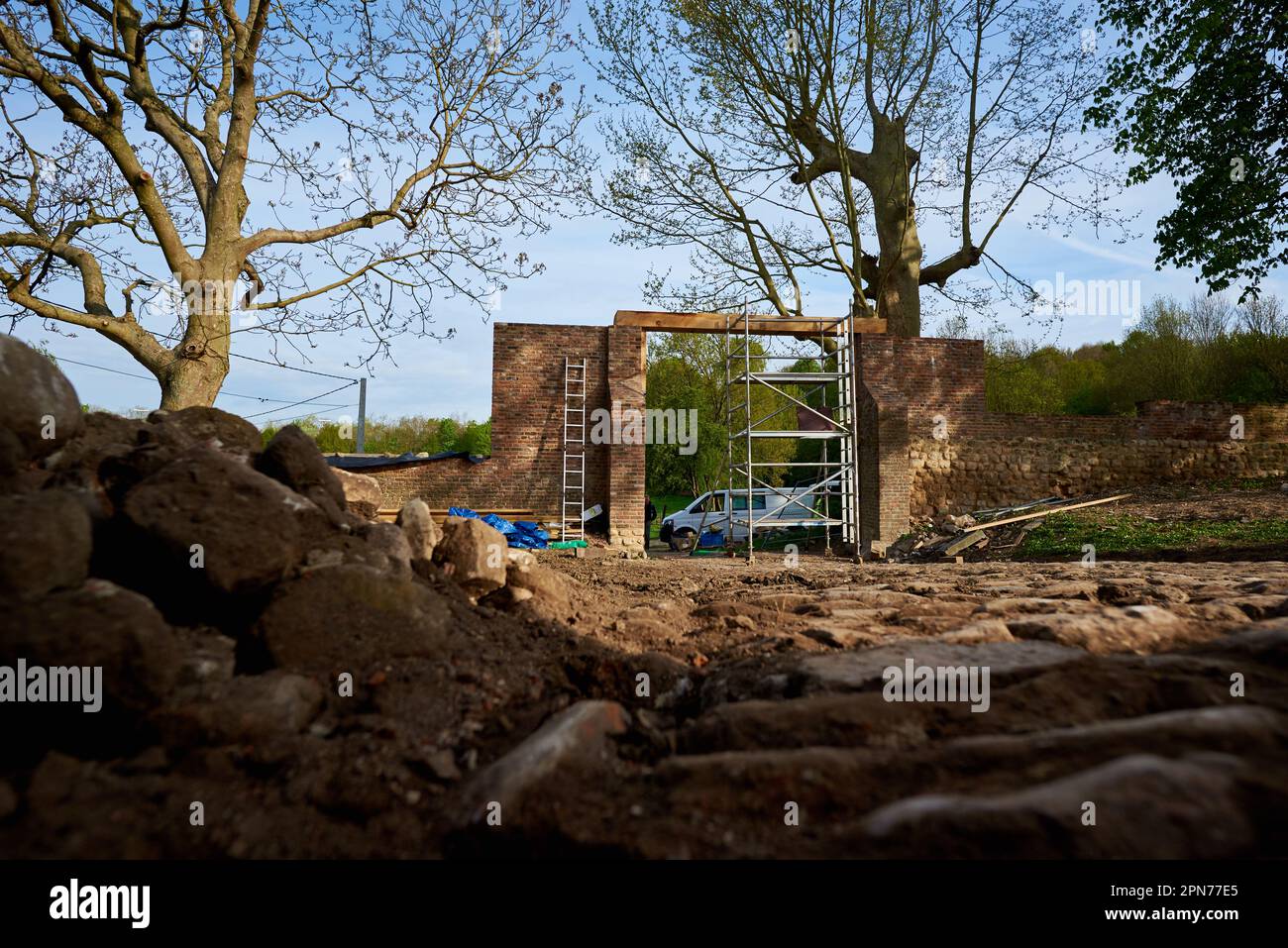 Leconfield Landarbeiter aus Petworth, West Sussex, bauen das neue Nordtor in Hougoumont im April 2015 vor dem Zweihundertjahrstag im Juni zusammen Stockfoto